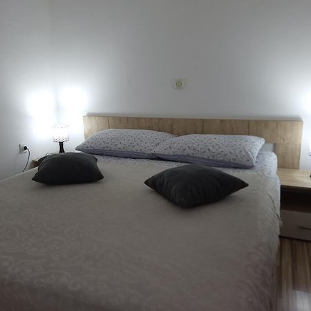 Apartment & Room Toma Smoljanac Buitenkant foto