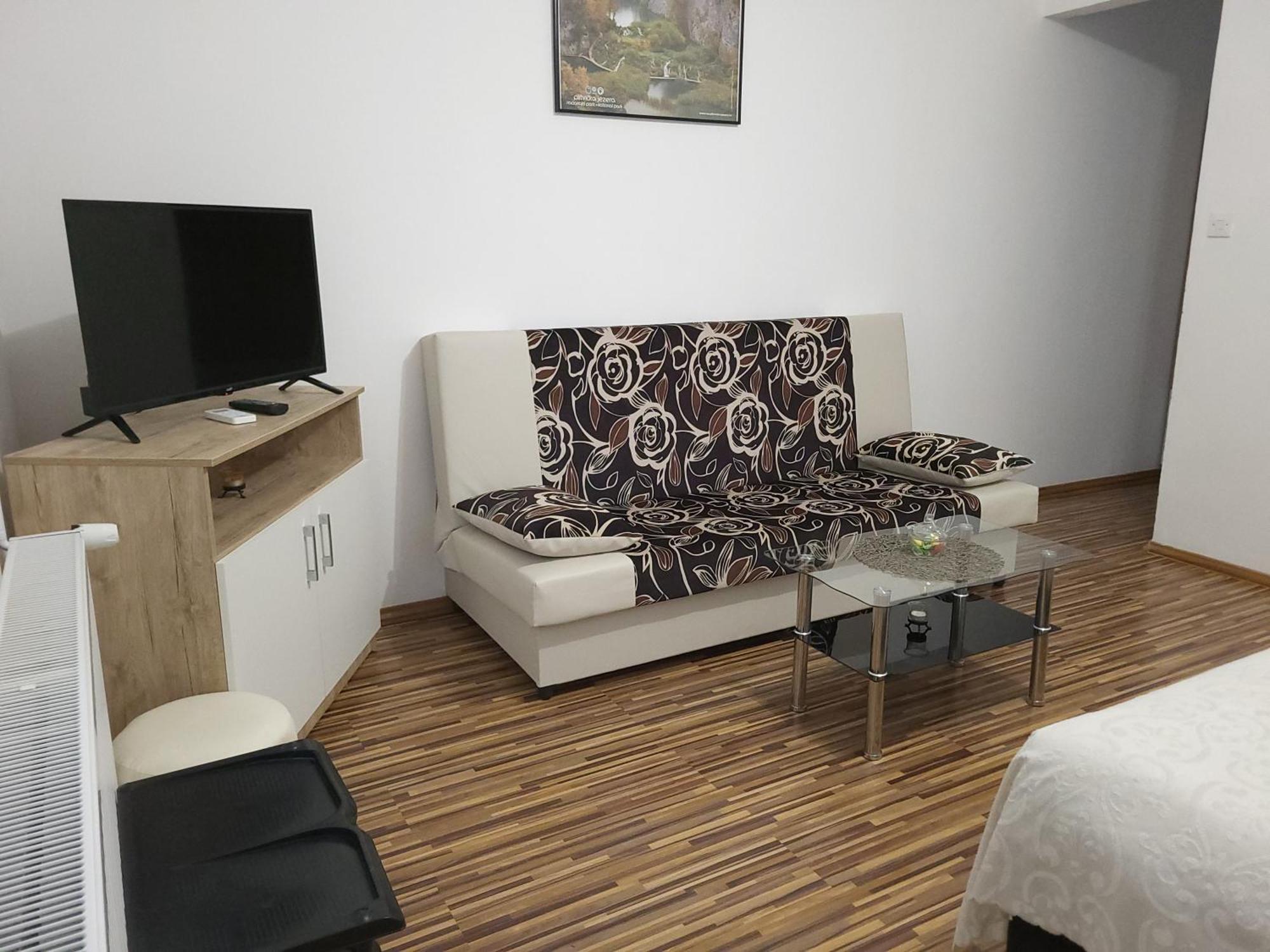 Apartment & Room Toma Smoljanac Buitenkant foto