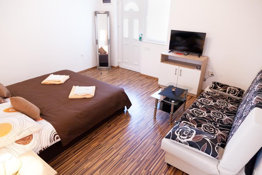 Apartment & Room Toma Smoljanac Buitenkant foto