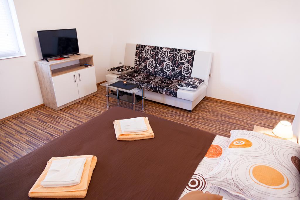 Apartment & Room Toma Smoljanac Buitenkant foto