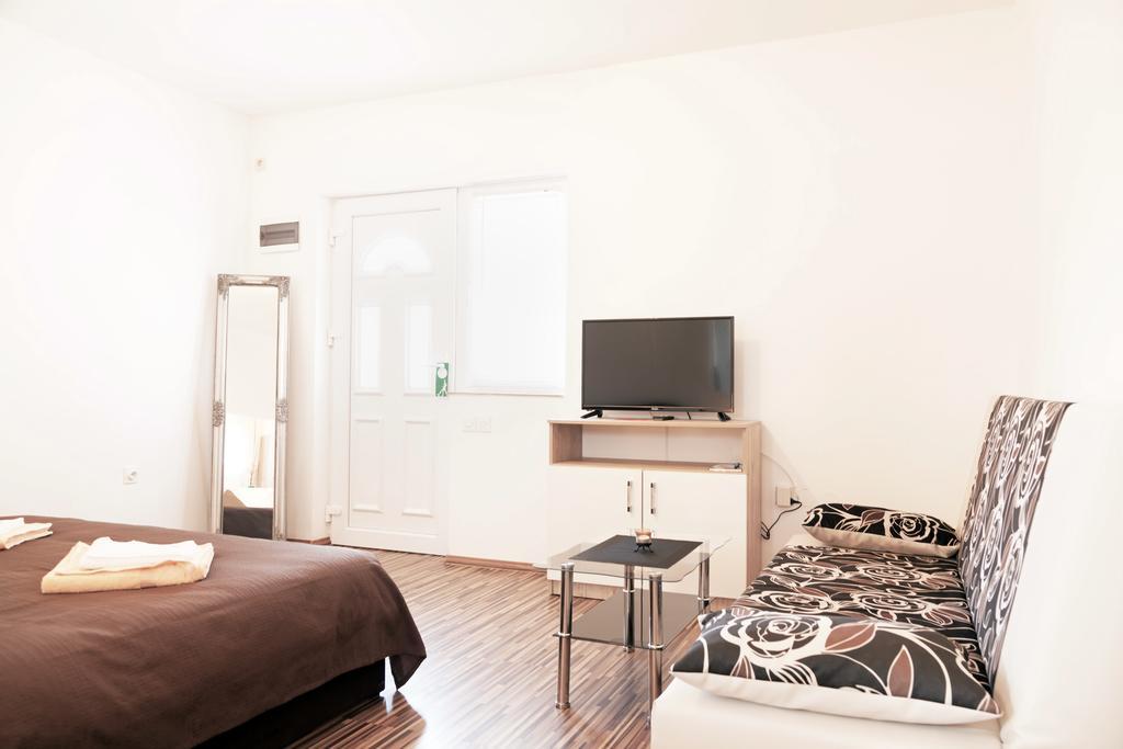 Apartment & Room Toma Smoljanac Buitenkant foto