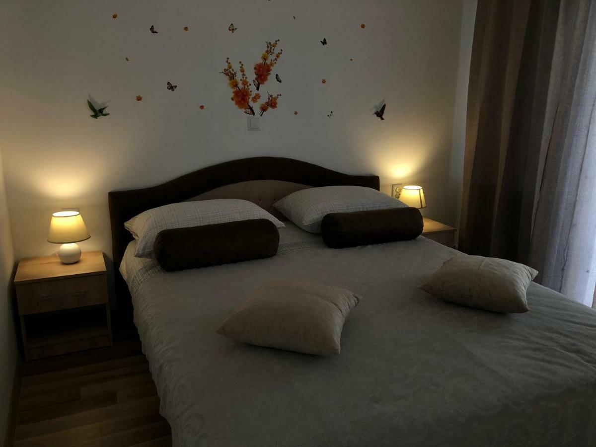 Apartment & Room Toma Smoljanac Buitenkant foto